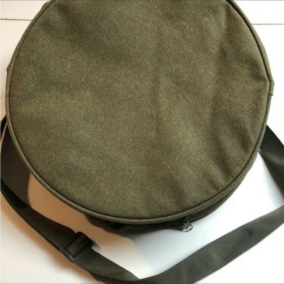 Guess military green shoulder sling duffel bag - Picture 3 of 4